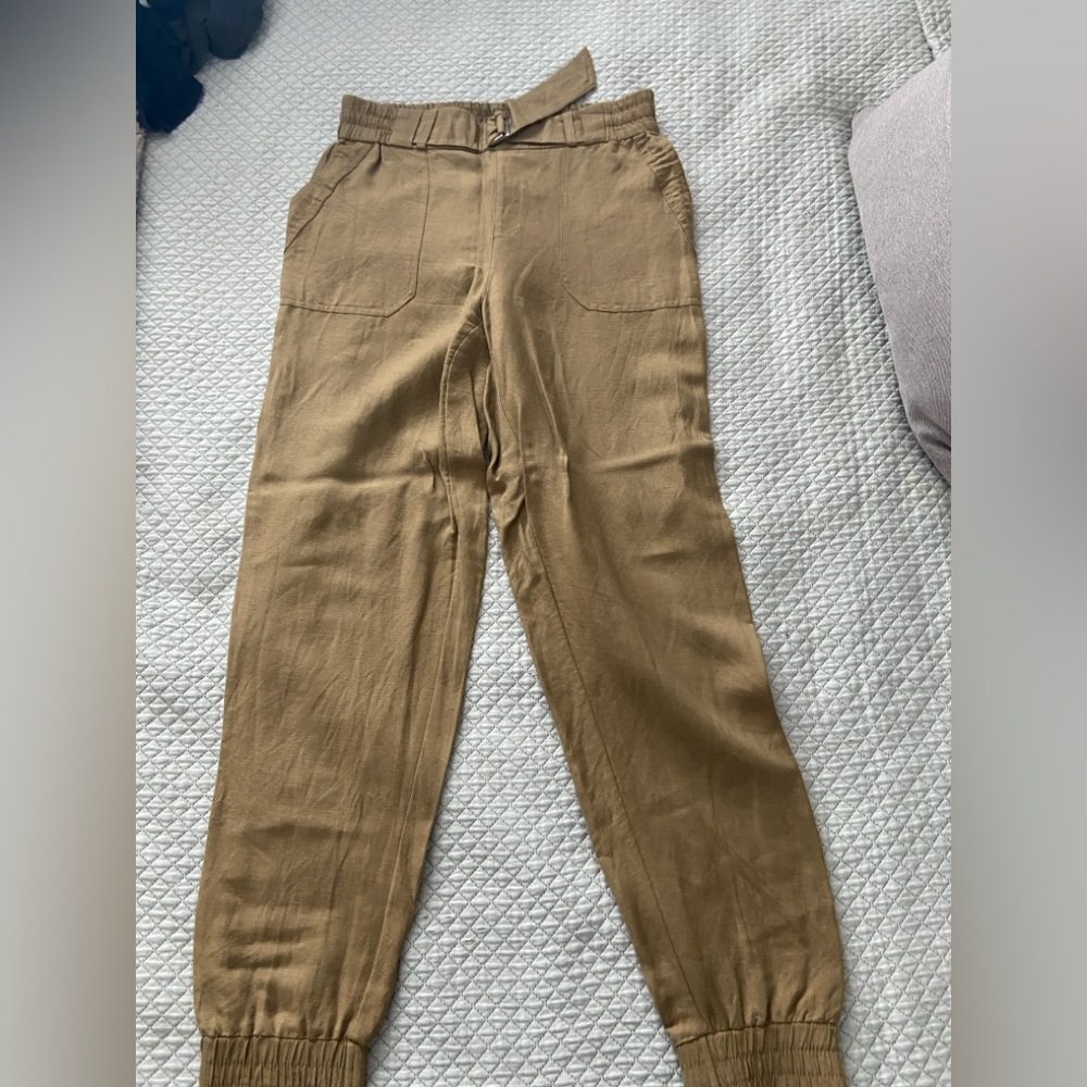 Woman’s linen blend pants